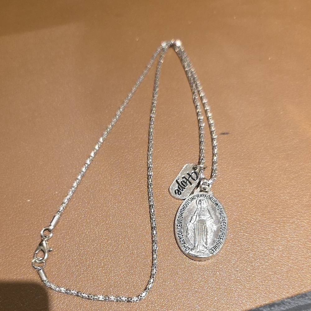 Source Unknown Silver Medallion Pendant Necklace - image 2